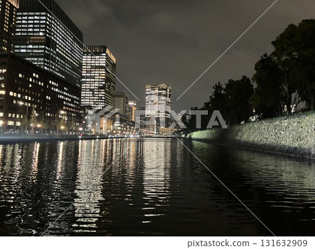 皇居護城河倒映的城市燈光：過去與現在交會的時刻。皇居療癒 131632909