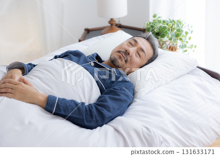 臥室：中年男子熟睡 131633171