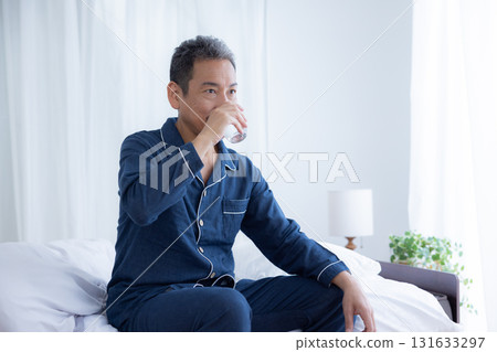 中年男子早上喝水 中年男子早上喝水 131633297