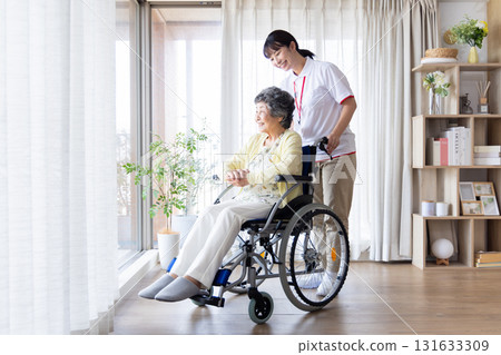 婦女和老年人作為護理人員 131633309