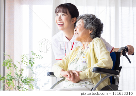 輪椅上的高級婦女和護理人員 131633310