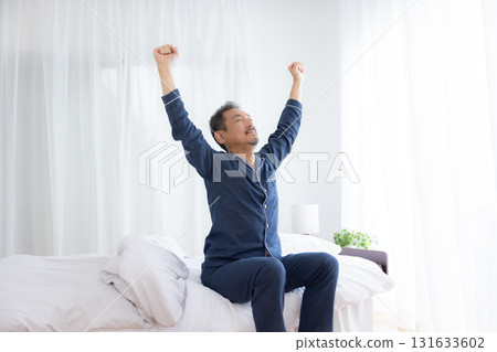 中年男子早上伸展運動 131633602