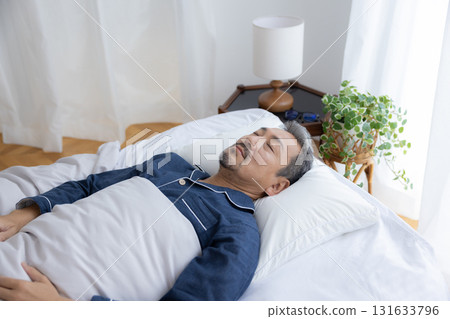 臥室：中年男子熟睡 131633796