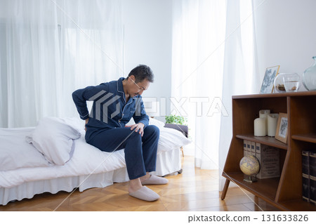 中年男子將腰靠在床上 131633826