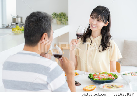 一對中年夫妻在餐廳吃飯 131633937