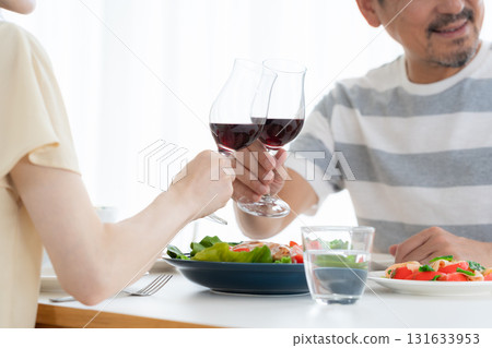 一對中年夫妻在餐廳吃飯 131633953