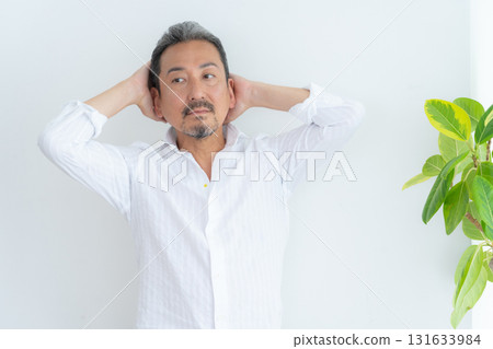 一位中年男子在客廳做頭髮護理 131633984