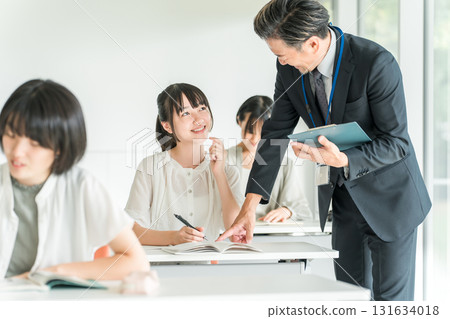 Elementary school children studying at cram schools, after-school programs, attending classes at school, and taking summer courses (Education) 131634018