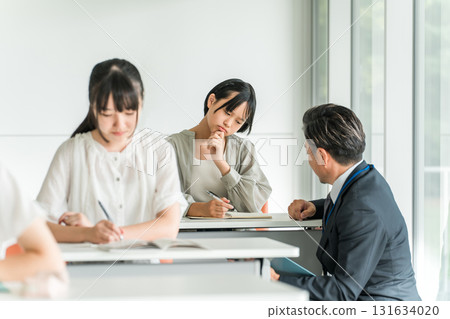 Elementary school children studying at cram schools, after-school programs, attending classes at school, and taking summer courses (Education) 131634020