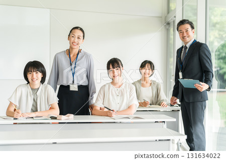小學生在補習班/課外補習班/上課/暑期班學習(教育) 小學生在補習班/課外補習班/上課/暑期班學習(教育) 131634022