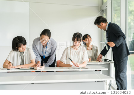 小學生在補習班/課外補習班/上課/暑期班學習(教育) 小學生在補習班/課外補習班/上課/暑期班學習(教育) 131634023