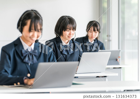 小學、國中、高中學生配戴對講機和耳機上課（ICT教育、電子學習） 131634373