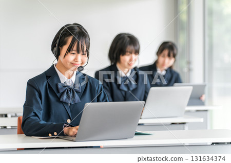 小學、國中、高中學生配戴對講機和耳機上課（ICT教育、電子學習） 131634374