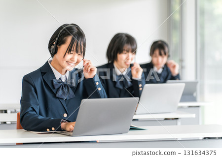 小學、國中、高中學生配戴對講機和耳機上課（ICT教育、電子學習） 131634375