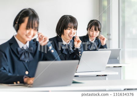 小學、國中、高中學生配戴對講機和耳機上課（ICT教育、電子學習） 131634376