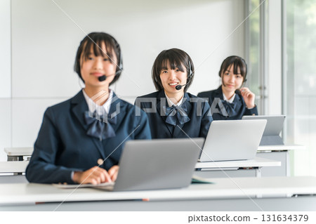 Elementary school, junior high school, and high school students taking classes wearing intercoms and headsets (ICT education, e-learning) 131634379