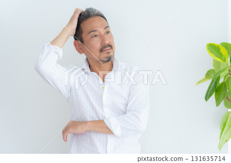 一位中年男子在客廳做頭髮護理 131635714