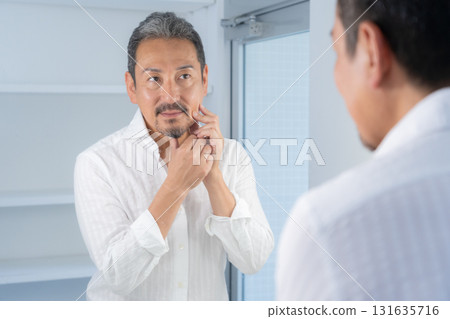中年男子在浴室裡做皮膚護理 131635716