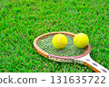 網球拍上的網球 131635722