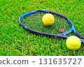 網球拍上的網球 131635727