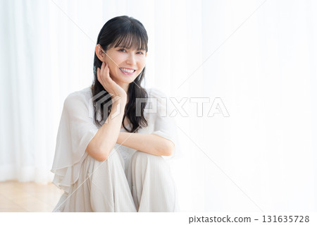 在客廳做護膚的中年婦女 131635728