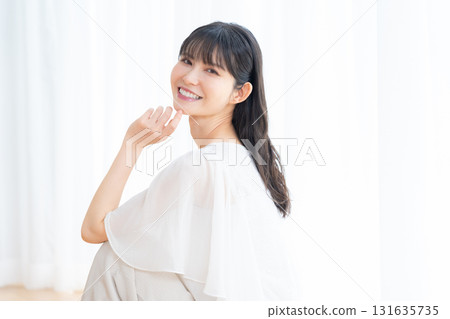 在客廳做護膚的中年婦女 131635735