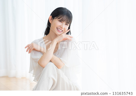 在客廳做護膚的中年婦女 131635743