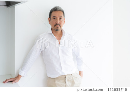 中年男子在客廳做皮膚護理 131635746