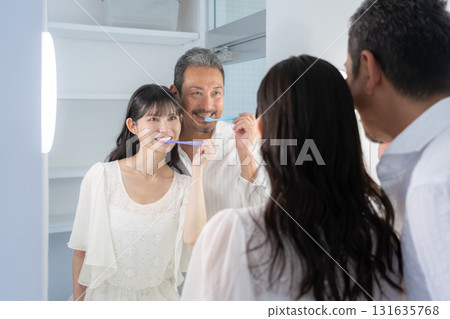 一對中年夫婦在浴室刷牙 131635768
