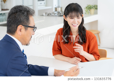 一名銷售員在客廳與一名中年婦女談判 131635776
