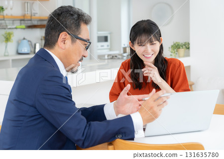 一名銷售員在客廳與一名中年婦女談判 131635780