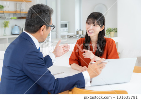 一名銷售員在客廳與一名中年婦女談判 131635781