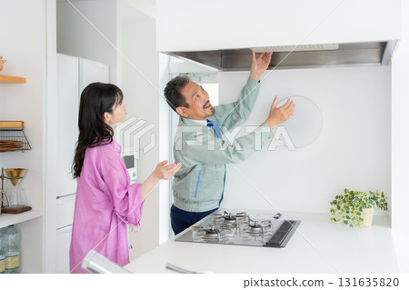 一名房地產經紀人正在與一名中年婦女談判 131635820