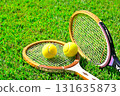 網球拍上的網球 131635873