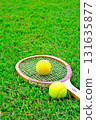 網球拍上的網球 131635877