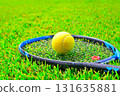 網球拍和滾動的網球 131635881