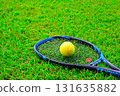 網球拍上的網球 131635882