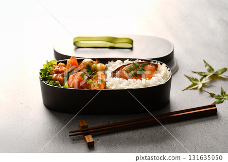 享用安靜的午餐，包括烤鮭魚和色彩繽紛的配菜，以及時令日式午餐。 131635950