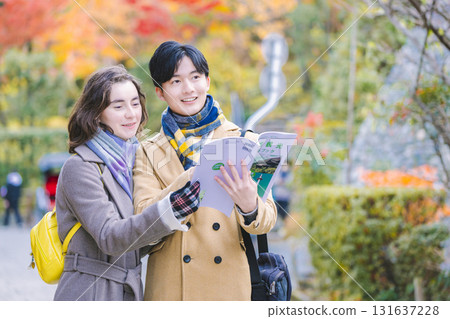觀光情侶秋葉影像 131637228