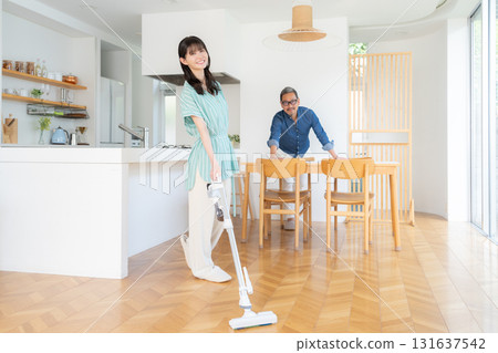 一對中年夫婦正在打掃客廳 131637542