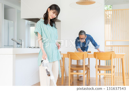 一對中年夫婦正在打掃客廳 131637543