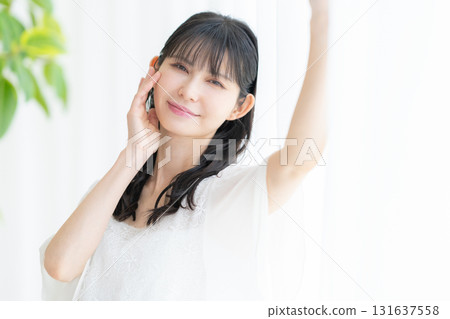 在客廳做護膚的中年婦女 131637558