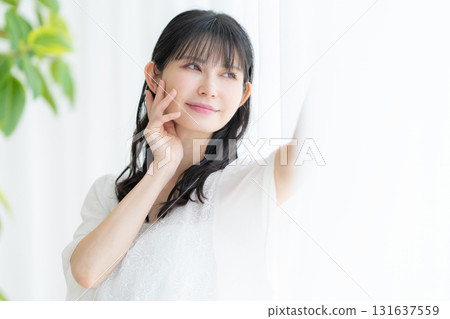 在客廳做護膚的中年婦女 131637559