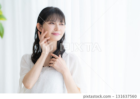 在客廳做護膚的中年婦女 131637560