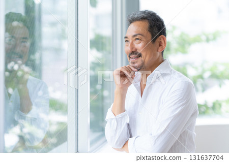 中年男子在客廳做皮膚護理 131637704