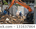 搬運廢料和瓦礫的工人 131637864