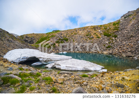 白山池塘遊覽路線上的紺野池(留有雪地) 白山池塘遊覽路線上的紺野池(留有雪地) 131638276
