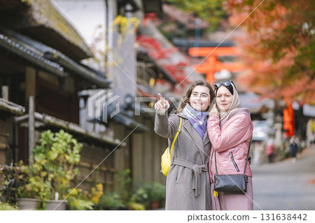 Foreign tourists Autumn leaves image Foreign tourists Autumn leaves image 131638442