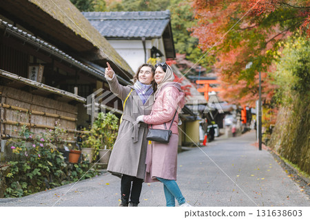 外國遊客秋葉影像 131638603