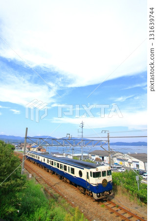 沿海岸線行駛的旅遊列車等。 沿海岸線行駛的旅遊列車等。 131639744